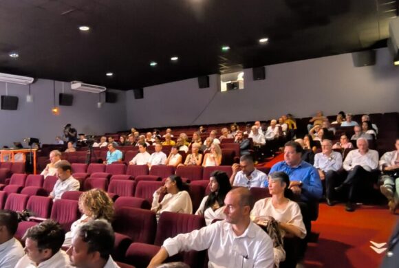 La CIREST présente à l’hommage rendu à Daniel Moreau au cinéma Crystal de Saint-Benoît La CIREST présente à l’hommage rendu à Daniel Moreau au cinéma Crystal de Saint-Benoît